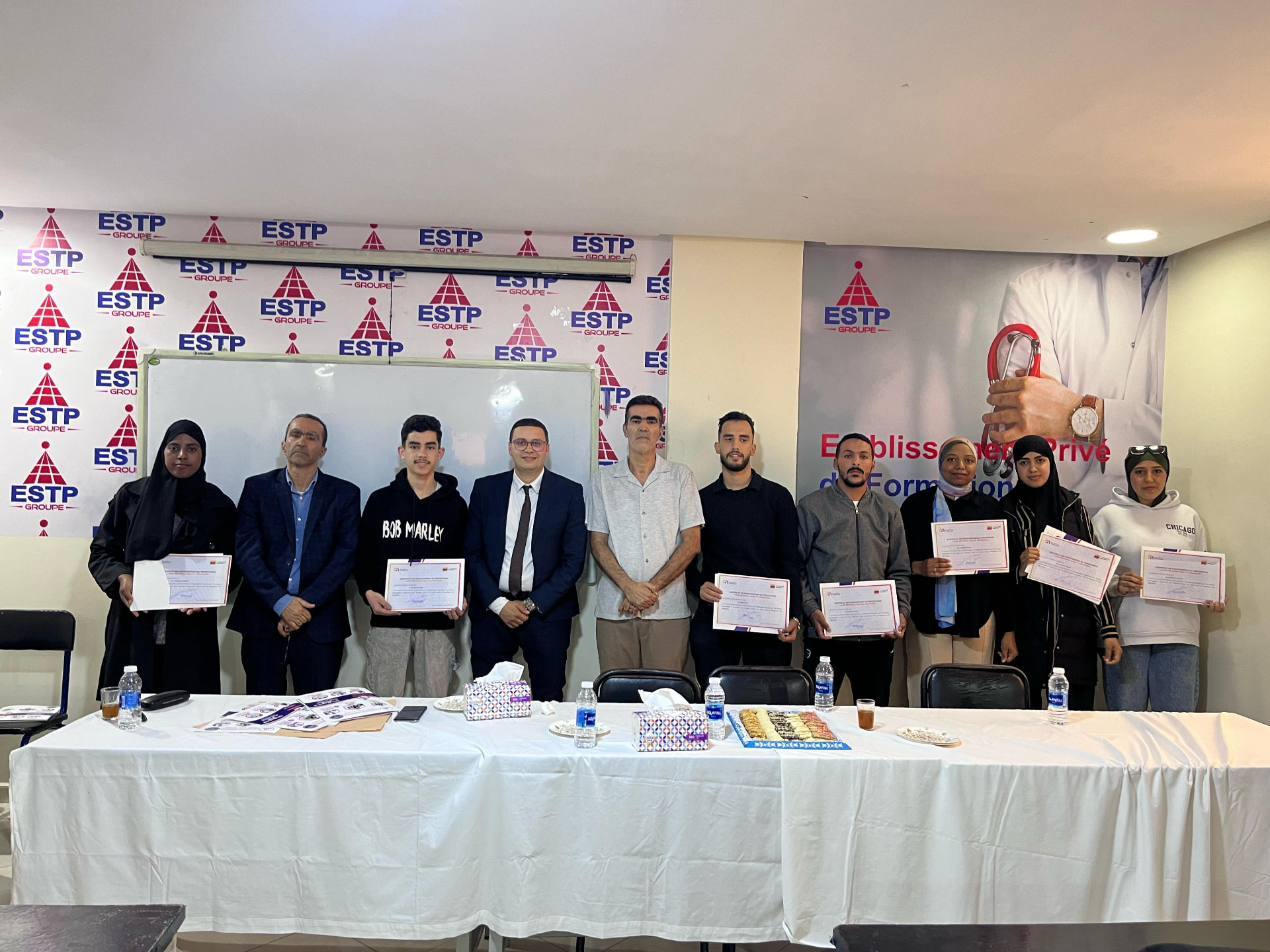 Remise des certificats aux étudiants